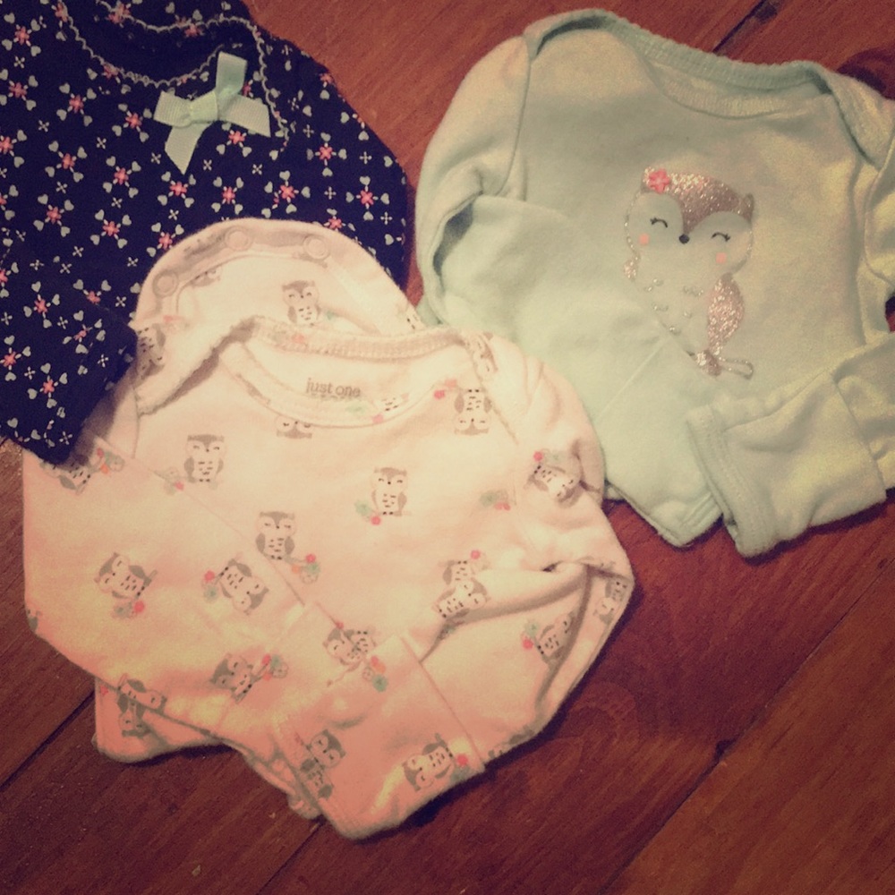 5 Newborn onesies and newborn outfit